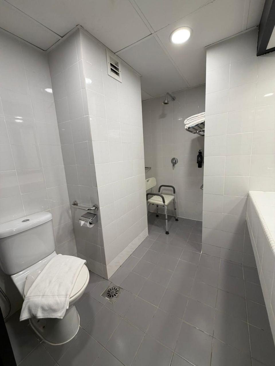 Deluxe Queen Room Mobility Access,1742844193:JPEG